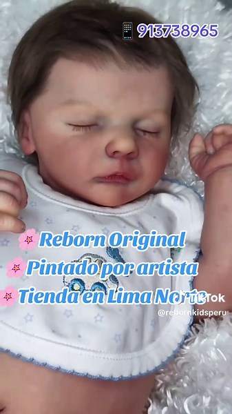 BEBÉ REBORN ORIGINAL LIMA PERÚ Cada detalle de su carita y su cabello injertado uno por uno fue creado con amor y paciencia, como un verdadero recién nacido. 💖 Su placa de vinil lo hace tan real que sentirás que puedes abrazarlo y protegerlo para siempre. 🤍 Es una pieza única, creada para robar corazones y despertar emociones que no se olvidan. Si al verlo sientes que tu corazón se acelera… Reese te está esperando para ser parte de tu vida. 🏬 Ven a REBORN Kids Perú y siente la magia de tenerl
