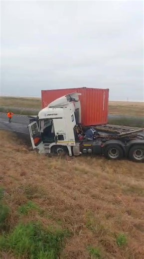 2 trucks involved in an accident on the southbound lane past Bergville, near Tugela River this morning (August 26) No injuries reported. | Ladysmith Gazette