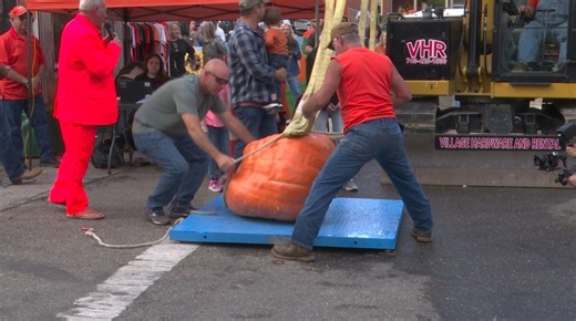 Ohio Pumpkin Festival crowns King Pumpkin – 1,952 pounds!