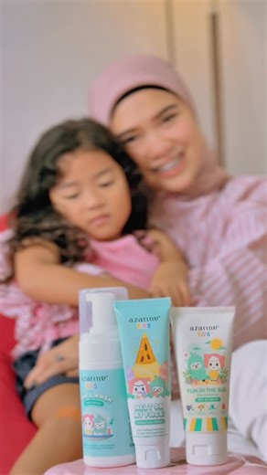 Rizqia Sahara Putri on Instagram: "Masih kecil ko udah skincarean??? Yeee, kata siapa pakai skincare cuman orang dewasa aja! Skrg anak2 jg bisa skincarean lohh pakai rangkaian Basic Skincare dari @azarinekids 😍 Dokter aja bilang "merawat kulit si kecil itu harus sejak dini ya mom, biar skin barriernya tetap terjaga & terlindungi" Kaya Ona nih yg udah rutin pakai Basic Skincare @azarinekids dari usia 3th, untuk urutan pemakaiannya tuh gampang, gak ribet & satset! Oia..gausah khawatir yaa skincar