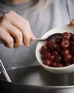 Entdecke unser leckeres Rezept für Schoko-Kirsch-Kuchen mit eiweißreichen Kidney-Bohnen 😋 Was gewöhnungsbedürftig klingt, ist eine leckere, saftige Alternative zu herkömmlichen Schoko-Kirsch-Kuchen! Neugierig geworden? Hier geht's zum Rezept: https://bit.ly/Bonduelle_Schoko-Kirsch-Kuchen | Bonduelle