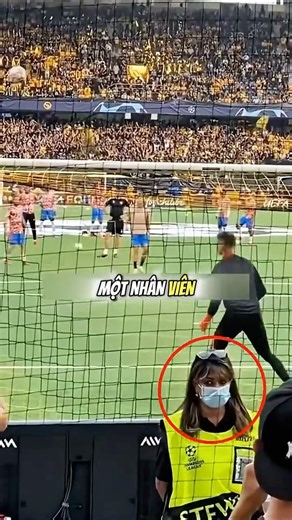 A security guard who was hit by Ronaldo's shot asked him for the impossible. #shorts #ronaldo #viral