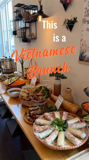 COMAI - modern viet kitchen on Instagram: "🥂 Good News: Der Boozy Brunch bleibt – auch 2026. Unser vietnamesischer Boozy Brunch findet jeden Samstag & Sonntag statt. 🕒 Zeitslots 10:30–12:30 oder 13:00–15:00 💶 29 € p. P. inkl. Welcome Drink ➕ Cocktail Flat 10 € (optional) 🥖🍜🥢 Endless Food Bánh mì • Phở • Reisporridge • Sommerrollen • Frühlingsrollen …und viele weitere vietnamesische Comfort-Favorites 🍸🥂🍷 Endless Drinks Passionfruit Bellini Viet Espresso Martini COMAI’s Spritz ✨ Schick di