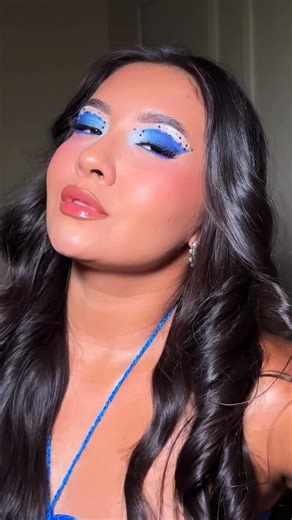 Lorena Cardoso| Maquiadora em Óbidos PA on Instagram: "Tutorial de carnaval 💙🎊 Produtos usados: Pó compacto @sheglam_official BT Velvet Royal @linhabrunatavares @brunatavares Paleta de sombras @ogcosmeticspty Pedrarias e pérolas @sheinofficial #makeup #tutorialdemaquiagem #tutorialmakeup #carnaval #makeupcarnaval #maquiagemdecarnaval #explorar #reelsviral #btvelvet"