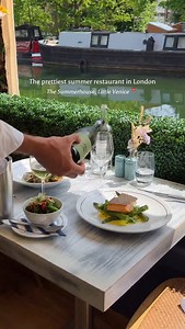 The prettiest summer restaurant in London 🌸🍽️ @the_summerhouse in Little Venice is one of those spots you have to visit in the summer. Peaceful setting, great atmosphere, and seriously good food. Everything we tried was delicious, but the stone bass was the standout for me 🔥 If you’re looking for a sunny lunch spot in West London, this is it 🛶☀️ #thesummerhouse #littlevenicelondon #londoneats #londonfoodie #londonrestaurants #londonseafood #londonfoodspots #wheretoeatinlondon #london #londra