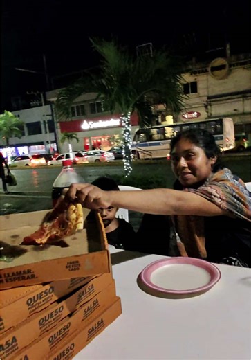 Aquí no se pide nada, solo que tengas hambre. Si algún día puedes hacerlo tú, hazlo, Puede ser la respuesta a la oración de alguien. ❤️ #navidadconamor #ayudaresamor #comidaconamor #mexico🇲🇽 #kapurangel