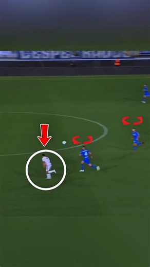 Chiesa Escapes Offside Trap in Stunning Play