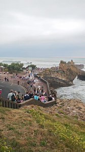 372K views · 2.6K reactions | La police municipale intervient pour éloigner les gens du Rocher de la Vierge. | Pays Basque BAB | Facebook