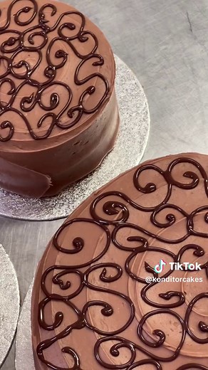 Curly Whirly cake anyone? See how we pipe on our best seller cakes a combination of rich dark chocolate sponge, one covered in sweet vanilla frosting and the other covered in creamy chocolate frosting😍🍫🍰 #chocolatelover #chocolatecake #vanillafrosting #konditor #konditorcakes #bakerylife #bakeryinlondon #cakelovers #cakedecorating #curlywhirly #bakerybusiness