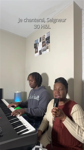 Hymnes et Louanges: Piano de famille transmis par grand-mère