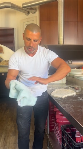Daniel Gigis Pizzamaker on Instagram: "How to stretch the perfect pizza base — this technique works with any hydration. The only thing you change is the power of your motion: higher hydration, more power lower hydration, less. Enjoy the stretch."