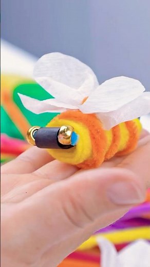 30 Second Pipe Cleaner Bee DIY 🐝 | QUICK KIDS CRAFT