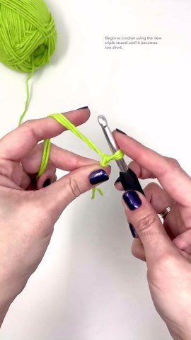 The Knotty Boss - Anna Leyzina on Instagram: "Welcome to another #JustATipTuesday. I love working double and triple stranded when I don’t have chunky yarn on hand. What I don’t like is having to wind multiple balls, especially when I’m not sure how much yarn I’ll actually need. Working double stranded from a single skein is simple enough, just pull from both the outside and inside. However, did you know you can crochet triple stranded from a single skein as well? Also referred to as the Chain Pl