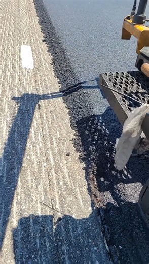 Honestly, a brilliant way to make a safety edge 🧠 - 🎥: @robles.mario ▶️ Follow @PavePro to see more posts like this! Have you tried @PavePro? It’s the "better than diesel" asphalt remover and release agent. 💪🏽 Powerful & Long-Lasting Release 💸 Surprisingly Cost Effective 💡 Enhanced Lubricity & Water Deactivated 🍃 Environmentally Safe & DOT-Approved Formulated for performance. Patented to perfection. 📲 DM us "GETPAVEPRO" to learn more or click the link in our bio. #asphalt #asphaltpaving 