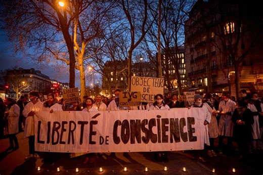 IVG dans la Constitution : la Conférence des évêques de France exprime sa « tristesse »