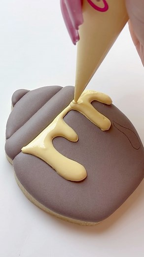 Just bee-cause 🍯🐝 This little honey pot cookie is giving all the sweet vibes — soft pastels & golden drips Watch the video to see how I created that shiny honey effect and layered the icing for extra dimension! . . #cookiedecorating #cookiedecoratingvideo #royalicing #sugarcookiesofinstagram #cookiedecorator #sugarcookies #cookiedecoration #cookiedecoratingvideos #decoratedcookies #decoratedsugarcookies | Grove Avenue Cookie Co