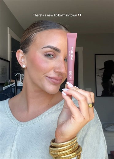 @Patrick Ta Beauty’s new major moisture smoothing lip balm in shade cookie butter 🍪🧈 >> #patrickta #beautyreview #lipcombo