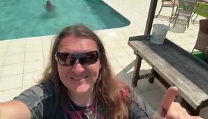 Čus )))... včerejší koncert na Valečově byl naprosto skvělý a ted už se vydatně připravujeme na večerní mejdan v Újezdě u Přelouče 😁🖤👹 Rock On 🤘🤘🤘 | TRAKTOR