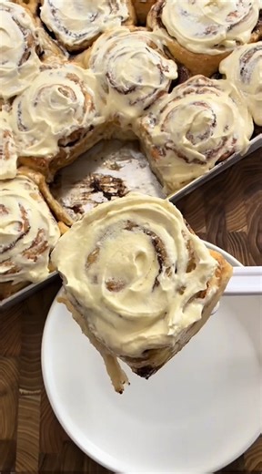 Soft Cinnamon Rolls With a Fluffy Homemade Dough