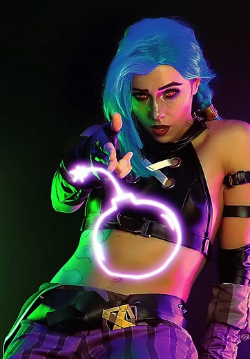 Jinx Cosplay from Arcane: A How-To Guide