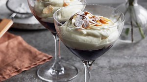 Blåbärskräm och vit chokladmousse med rostad mandel