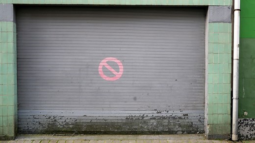 Sécurité Routière : stationnement interdit, arrêt autorisé, peut-on se garer devant un garage ? - RTBF Actus