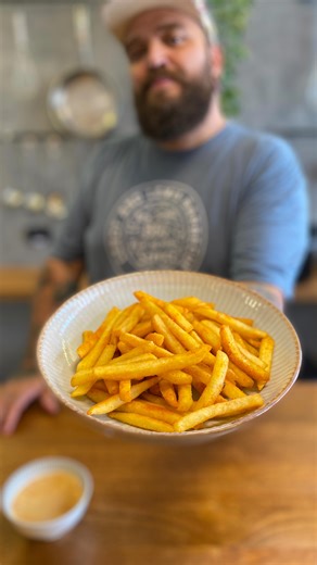 Tadeu de Marco on Instagram: "🍟Vou resolver 3 problemas de uma vez! Hoje vou preparar uma receita fácil, lucrativa e deliciosa junto com o @mccainbrasilfoodservice. PRIMEIRO: vamos garantir a crocância da batata usando a linha Sure Crisp da McCain Food Service. Ela garante a textura e não vai te deixar na mão né no delivery. SEGUNDO: Vou te ensinar um tempero que funciona bem em qualquer batata McCain, só aí você já tem a sua entrada em outro nível! TERCEIRO: pra fechar com chave de ouro eu te