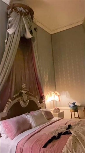 Maids in Warwick castle bedrooms #castle #medieval #warwickcastle #bedroom #canopy #king #war