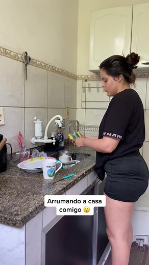 Arrumando a casa comigo 😮 #rotina #arrumando #arrumandoacasa #limpeza #limpezadacasa #limpezacozinha #lavandolouça #limpandoacasa #limpandocasa #limpand #linpandoapia #linpandocasacomigo