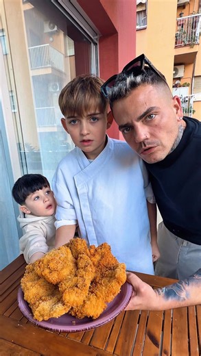 Carlos Bernal on Instagram: "Pollo híper CRUJIENTE 🐔 con mis sobrinos del demonio 👹 Gracias por prestármelos @claudiaa.luca @aldosaavedra ❤️"