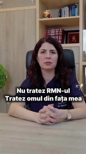 Nu tratez RMN-ul, tratez omul din fața mea. Am pacienți cu imagini severe și simptome ușoare, și invers. Pentru că durerea nu e o poză — e o reacție a corpului tău. Ce poți face azi: - Ia-ți RMN-ul și recitește concluzia. Înțelegi tot ce scrie acolo? Dacă nu, vino la o evaluare — îți explic clar ce contează cu adevărat. Sunt Veronica Baltig, medic de recuperare medicală la Empatio si nu mă uit doar la RMN, ci la tine. Aici tratăm cauza, nu imaginea. Hai să începem cu tine. #Sanatate #TerapiaDure