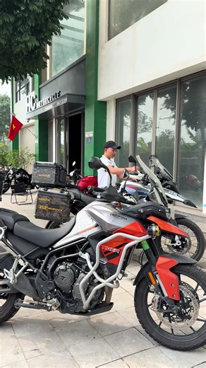 Tiger 850 Sport vs BMW R1250 GS Comparison