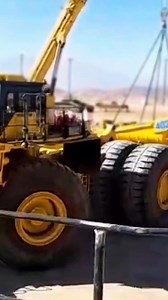 Komatsu Haul Truck Tamping the Dump Bed – Powerful Vibration in Action #Komatsu #HeavyMachinery #HaulTruck #MiningEquipment #MegaMachines | Konstruksi Berat