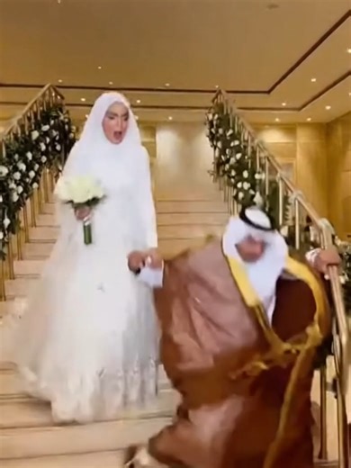 العريس طاح من الدرج مزال ما تعشى😱😱😱 #أمر_لا_يصدق #المغرب #إيطاليا #بلجيكا #تونس_فرنسا_السعودية_قطر_الإمارات_تركيا
