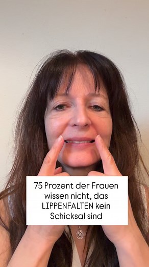 Wusstest du, dass du Lippenfalten ganz ohne Botox reduzieren kannst und das in nur 1 Minute am Tag? So gehts: 1️⃣Zeigefinger an die Mundwinkel legen 2️⃣Lippen sanft nach innen rollen (als würdest du sie leicht einziehen) 3️⃣Finger sanft neben die Mundwinkel legen 4️⃣Die Lippen abwechselnd nach innen und außen bewegen. 🔶Aktiviert die Lippenmuskulatur, verbessert die Durchblutung und polstert sanft von innen auf. Speichere dir diese Übung! 💛Willst du noch mehr wissen? Ich habe für dich einen kos