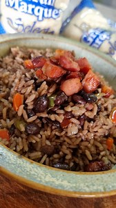 Carmen Piedad Montelongo on Instagram: "CONGRÍ CUBANO Rsta receta de origen cubano es nutritiva y deliciosa. El matrimonio magnífico entre el arroz y la caraota es un plato completo con vitaminas, minerales y proteínas vegetales. Es además generoso y económico. Se le conoce en muchísimos lugares latinoamericanos con diferentes nombres y es siempre un plato con sabor a hogar. Ingredientes 200g de caraotas negras (1 taza cocidos y escurridos) 150g de tocino ahumado o tocineta 1 taza de arroz @arro