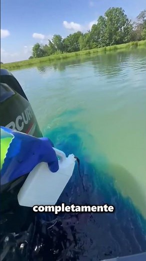 Why is this guy pouring ink into the water 😲