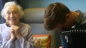Jérémie Baise : quand la musique lui permettait de se reconnecter avec sa grand-mère, atteinte d’Alzheimer - RTBF Actus