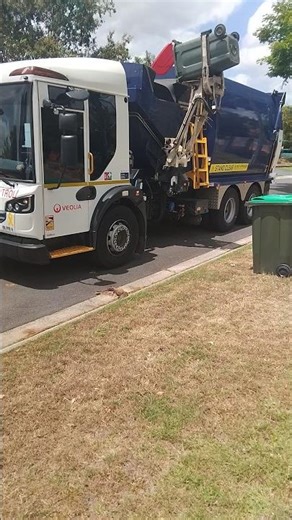Brisbane Garbage BSG610 no signage Green Waste trucks
