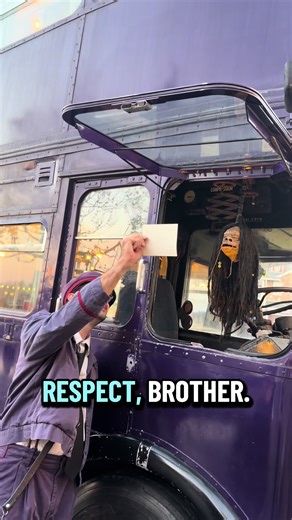 Talking art at Universal Studios Orlando 🚌🎨 I ran into Ernie Prang and Dre Head in front of the Night Bus and got to show them the painting I made inspired by it. see the finished product tomorrow morning … 👀 Follow & come back to see the final reveal. #universalstudios #nightbus #harrypotter #painting #shrunkenhead