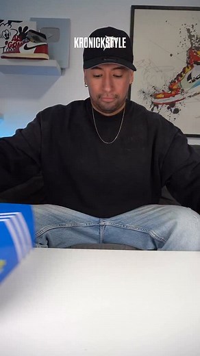 Las nuevas adidas Stan Smith x Bob Esponja 🧽 llegan en un estilo totalmente distinto: full black, con upper brillante, cordones blancos en contraste y detalles del personaje en el interior. Un diseño limpio, elegante y con un giro divertido. ¿Te las pondrías? 👀🔥 • • • #adidasstanmith #stanmith #adidasstanmithbopesponja #bobesponja #spongebob #adidassneakers #sneakernews #sneakerspain #sneakerhead #sneakerheads #sneakercommunity #adidas #adidasoriginals #kronickstyle | Miguel Angel