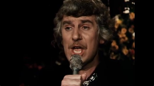 Gerard Cox, een van Nederlands grootste zangers en kleinkunstenaars is niet meer. In 1972 bracht hij het prachtige lied '1948' uit, beter bekend als 'Toen was geluk heel gewoon'. Ruud Jacobs was, evenals bij ''t Is weer voorbij die mooie zomer' de producent. Het waren producties waar Ruud met genoegen en trots op terugkeek. Moge al het moois dat Gerard Cox heeft nagelaten nog vele jaren gekoesterd blijven in ons collectieve geheugen. #RIP | Ruud Jacobs