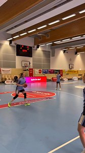 Grüße aus Hannover 👋 Um 16 Uhr startet unser Duell mit den Luchsen 🕓 ℹ️ Heute ohne Marie Bertholdt, Greta Scholle und Leoni Kreyenfeld 📺 albaberlin.de/stream | ALBA BERLIN