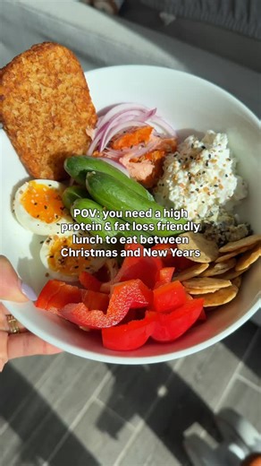 This is your sign to try the viral salty girl snack plate… …but my fat loss friendly version! As a nutrition coach who has lost 30 pounds postpartum, I am fully obsessed with this salty girl snack plate. It is so perfect for lunch over the holidays when you don’t want to meal prep, but you also want to have a meal that’s nourishing, filling, and tastes amazing. Here’s what I put in mine: Protein & fat sources -2oz hot smoked salmon -110g low fat cottage cheese -1 soft boiled egg -30g Spinach & k