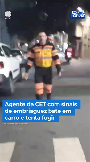 Um agente da CET foi preso em flagrante no Centro de São Paulo após bater a viatura em um carro estacionado. Ele estava em serviço e apresentava sinais de embriaguez. O dono do carro atingido, João Vitor, ficou indignado e puxou a chave da viatura para impedir que o agente fugisse. O funcionário ainda tentou agredi-lo para recuperar a chave. 👉 Assista à reportagem completa do #BalançoGeral em R7.com/balancogeral | Balanço Geral