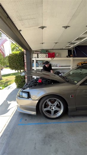 Removing a car hood by yourself #automobile #diy #mustang