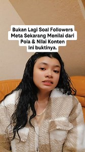 Kadang kita terlalu fokus ngejar followers… padahal di sistem Meta yang baru, itu bukan lagi penentu utama. Sekarang yang dilihat itu apakah konten kita jelas arahnya, ada gunanya, dan bikin orang betah nonton. Di video ini aku kasih contoh dari akun baruku sendiri. Followers masih sedikit tapi karena kontennya fokus dan ada valuenya, jangkauannya tetap jalan, komentar hidup, dan videonya tembus ke orang baru. Dari sini kelihatan kalau konten punya manfaat, sistem yang bantu dorong. Dan soal fol