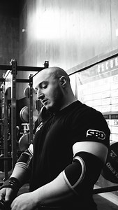 🇳🇴 Moins de 5 semaines de la Norvège pour Charlie🇳🇴 On s’est entretenu avec @charliecaron.mofo suite à sa visite au MOFO avec @joebull.mofo! « Le single ply, c’est pas un terrain de jeu pour ceux qui cherchent la sécurité... C’est pour ceux qui vivent pour le risque, l’intensité. 😤 Un bench shirt, ça se casse séance après séance. Quand t’es Mofo-Elite, t’attends pas. Tu livres la marchandise. 📦 C’était la deuxième fois que je rentre dans ce shirt. J’ai fais l’aller-retour au Saguenay pour 