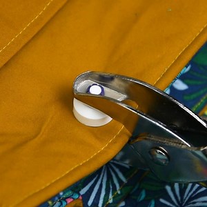 👌 In diesem Tutorial zeigen wir Dir, wie Du Ösen mit der Prym Vario Zange anbringst https://magazin.snaply.de/gebrauchsanleitung-oesen-anbringen-mit-und-ohne-prym-vario-zange/ 🌈 Unsere Ösen gibt es in viiiiiielen Farben und sogar in Kupfer ✨ https://www.snaply.de/bunte-oesen-8mm-20-stueck/a-67990509/ | Snaply Nähkram