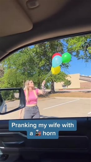 Ryzen on Instagram: "Signal bell time 2001년 개봉한 영화 “A Beautiful Mind”는 단순히 천재 수학자의 삶을 다룬 작품이 아니라, 인간이 내면의 혼란 속에서도 어떻게 사랑과 신뢰로 자신을 되찾아가는지를 보여주는 깊은 이야기입니다. 화려한 계산 장면보다 존 내쉬가 마음속 그림자를 이겨내려는 순간들이 훨씬 더 오래 기억에 남죠. 특히 그가 현실과 환상 사이에서 흔들리면서도 끝까지 아내를 향한 마음을 놓지 않는 모습은 묘하게 가슴을 저릿하게 만듭니다. 이 영화에서 감정을 완성시키는 요소는 바로 잔잔한 피아노 선율과 차분한 배경음악입니다. 처음에는 조용히 스며들지만, 어느 순간 관객도 모르게 내쉬의 감정에 같이 잠기게 되죠. 후반부, 아내가 내쉬의 손을 잡아주던 장면에서는 음악과 화면이 자연스럽게 겹쳐지면서 눈시울이 뜨거워지는 경험을 하게 됩니다. 많은 이들이 “이 장면만 떠올려도 이상하게 마음이 찡하다”고 말하는 이유도 그 때문일 겁니다. 이 